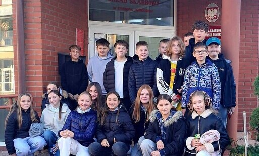 Zdjęcie do Klasa 6c z wizytą w Urzędzie Skarbowym